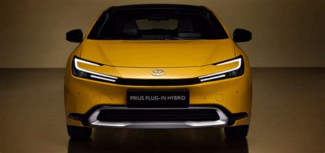 Toyota automobilio priekio vaizdas, pabrėžiantis dizainą ir technologijas