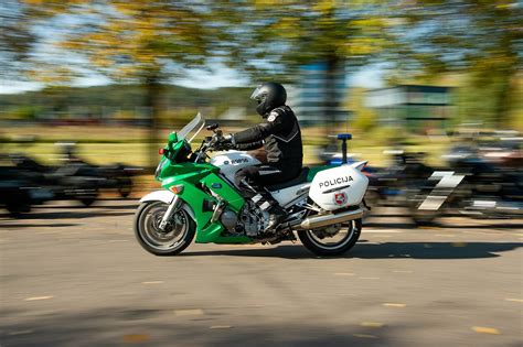 Motociklas su vairuotoju kelyje