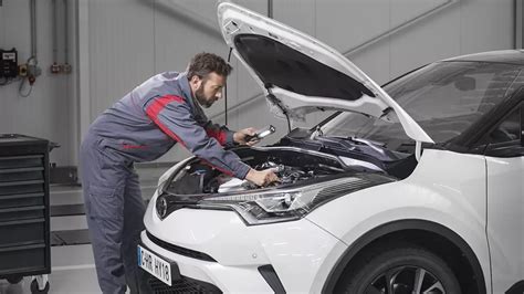 Teminė nuotrauka: mechanikas tikrina naudotą automobilį