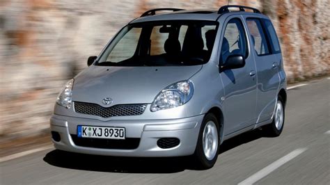 Toyota Yaris Verso interjero su nuleistomis sėdynėmis nuotrauka