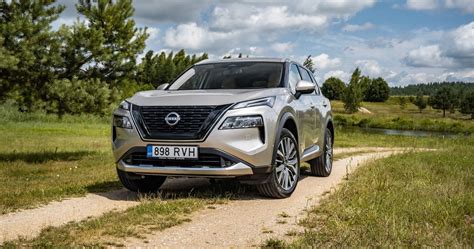 Naujo Nissan X-Trail priekinės dalies dizainas su V-motion grotelėmis