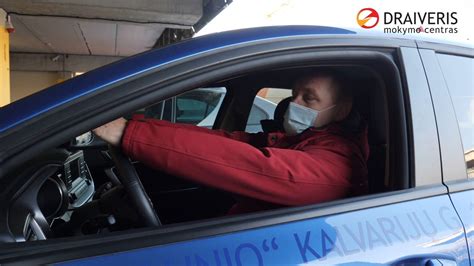 Nuotrauka, vaizduojanti automobilį su papildomais vairavimo instruktoriaus pedalais.