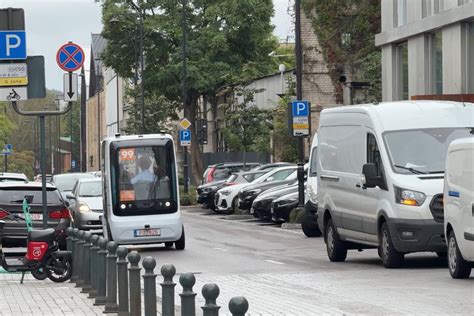 Tematinė nuotrauka su autoserviso pastatu, aplinkinėmis gatvėmis ir verslo centru.