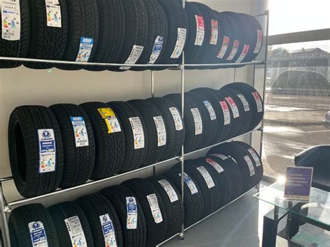 vairuotojas tikrina automobilio padangas
