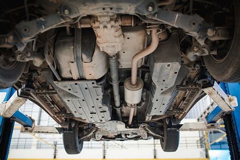 Tematinė nuotrauka: automobilio dugnas su matomais transmisijos komponentais