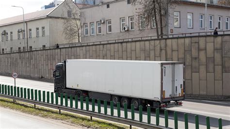 Tematinė nuotrauka su šaldytuvine priekaba transporto sektoriuje
