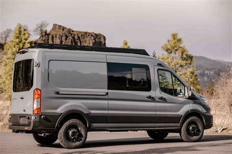 Ford Transit su AWD sistema, važiuojantis sudėtingomis sąlygomis
