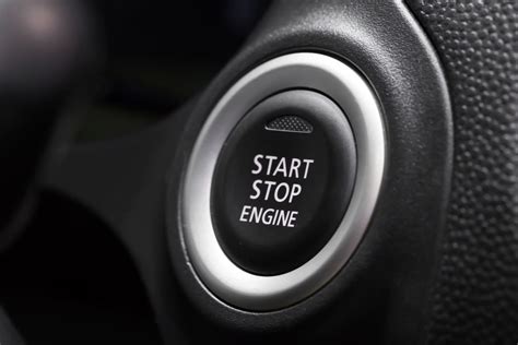 Beraktė automobilio užvedimo sistema ir mygtukas