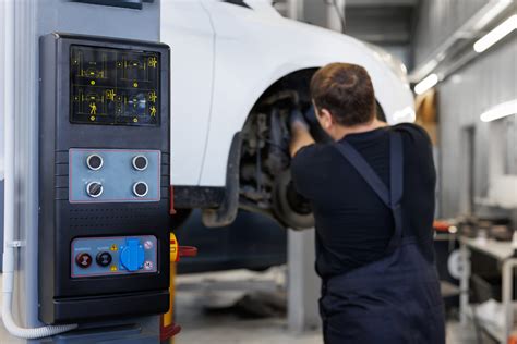 Nuotrauka su modernia autoserviso įranga, kurioje dirba meistrai su automatinių pavarų dėžėmis.