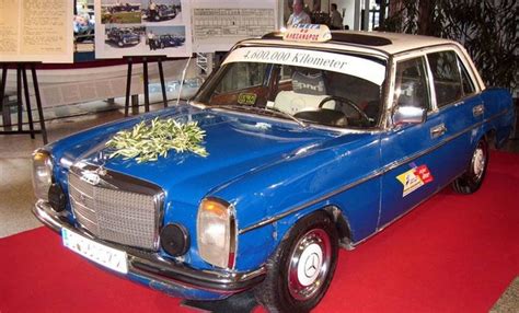 Nuotrauka su taksistu Gregorios Sachinidis ir jo rekordinio nuvažiuoto kilometrų Mercedes-Benz