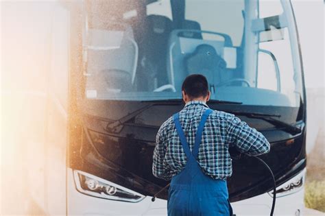 Nuotrauka: Mikroautobuso vairuotojas, tikrinantis transporto priemonės techninę būklę
