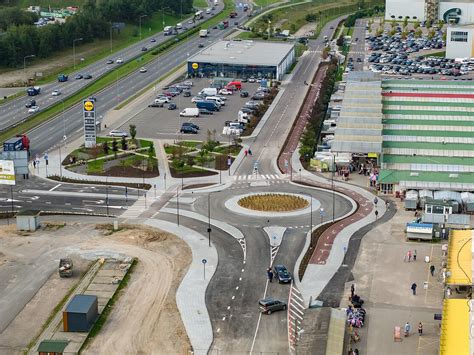 Gariūnų automobilių turgavietės panorama su automobilių ekspozicijos aikštelėmis
