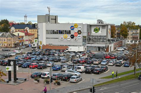 Tematinė nuotrauka: automobilių prekybos aikštelė