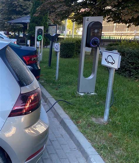 Infografika: elektromobilių galios ir našumo santykis