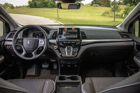 Tematinė Honda Odyssey nuotrauka su pabrėžtais interjero aspektais