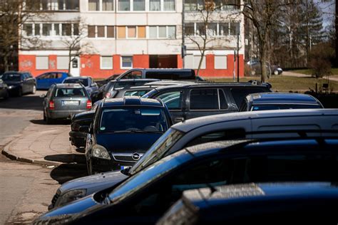 Nuotrauka: automobiliai, užimantys daugiabučių kiemus