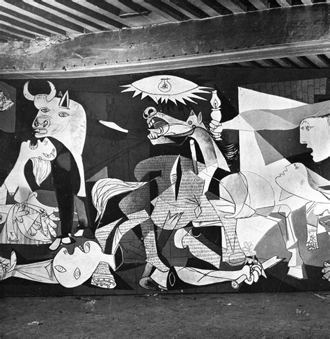 Pablo Picasso paveikslo „Gernika“ reprodukcija ant sienos, istorinis dokumentas