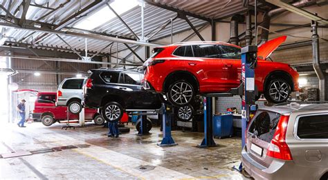 automobilio apžiūra servise su profesionaliu įrangą