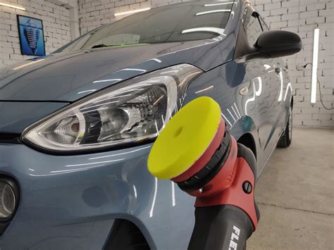 Automobilių poliravimas su specialiu apšvietimu defektams išryškinti
