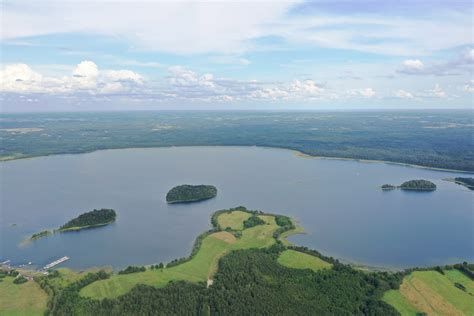 Platelių ežero panorama su gamtovaizdžiu