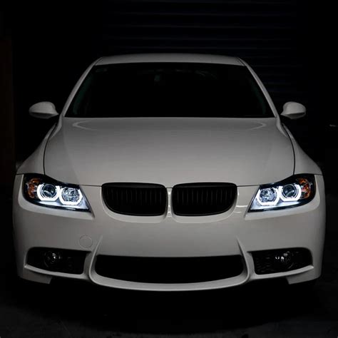 automobilis su Angel Eyes žibintais
