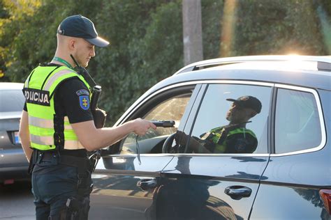 Vilkiko salono nuotrauka su dviem vairuotojais