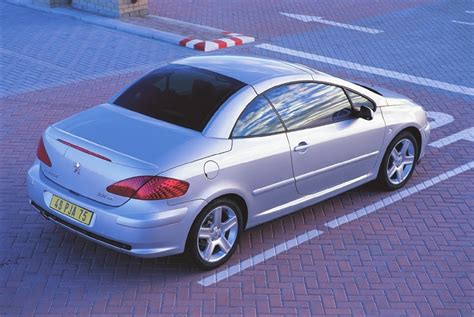 Teminė nuotrauka su keliais skirtingais prancūziškais automobiliais