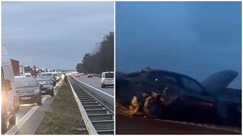 Masinė avarija kelyje su keliais automobiliais ir spūstimis