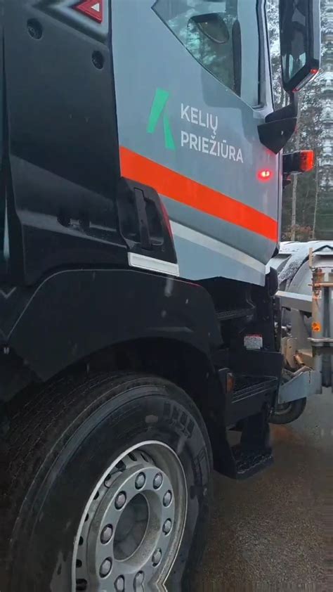 Tematinė nuotrauka: sunkvežimis saugiai važiuoja kelyje, išlaikydamas atstumą nuo kitų transporto priemonių