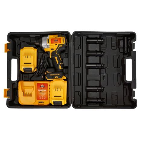 Tematinė nuotrauka su DeWalt akumuliatoriais ir adapteriais