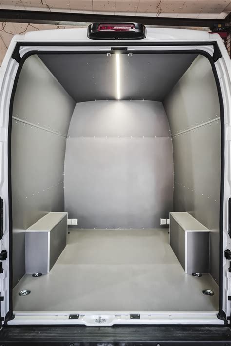 Renault Kangoo krovinių skyriaus interjeras su medine apdaila ir patobulintu apšvietimu