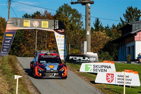 Tematinė nuotrauka, vaizduojanti ralio lenktynes su senoviniais automobiliais