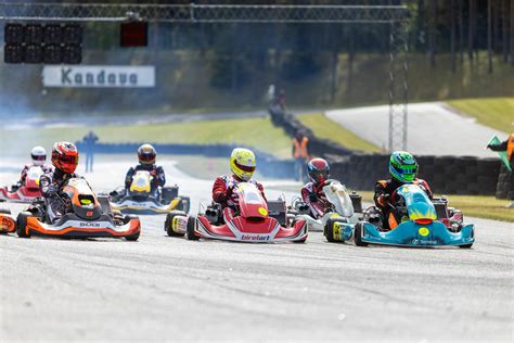 Nuotrauka, vaizduojanti kartingų lenktynes su jaunais sportininkais