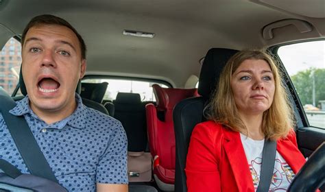 Žmogus vairuoja lengvąjį automobilį