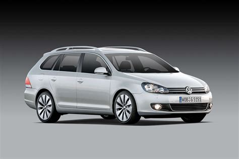 Volkswagen Golf Variant, važiuojantis keliu, atspindintis saulės šviesą nuo savo kėbulo