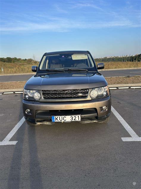 automobilio Range Rover priekinė dalis su įjungtais LED žibintais