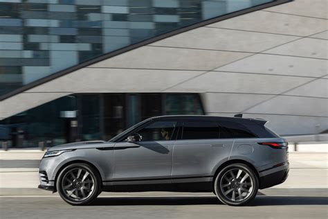 Range Rover Velar interjero vaizdas su centrine konsole ir ekranu