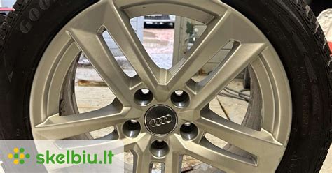 Thematinė Audi A4 su skirtingais ratlankių tipais, demonstruojanti estetikos skirtumus