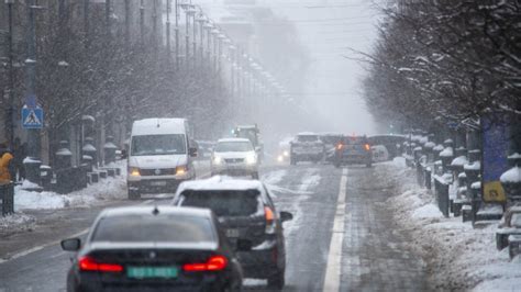 Tematinė nuotrauka su slidžiu keliu ir automobiliu