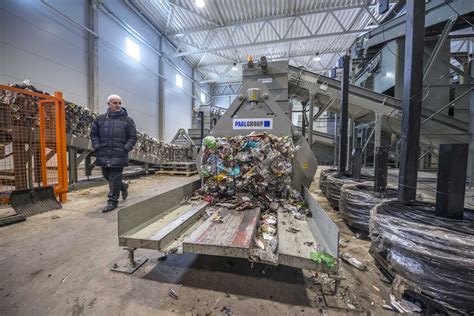 Nuotrauka: atliekų perdirbimo gamykla arba rūšiavimo centras
