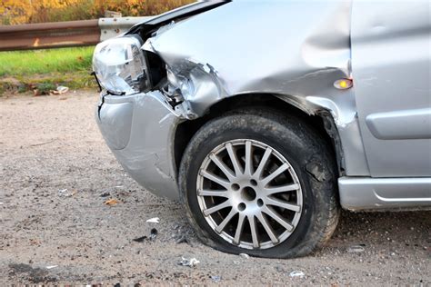 Infografika, rodanti kinetinės jėgos poveikį laisviems daiktams automobilyje avarijos metu