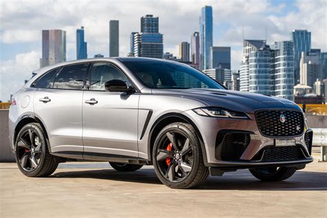 Teminis Jaguar F-Pace SVR ir Jaguar XJ automobilių nuotraukos