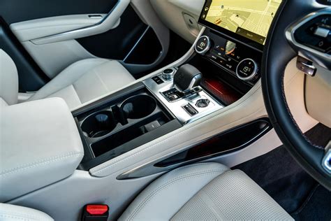 Interjero detalės: sėdynės, vairas, ekranas Jaguar F-Pace SVR