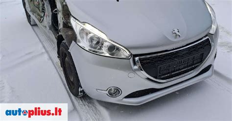 Tematinė nuotrauka: ardytas automobilis arba auto dalių sandėlis