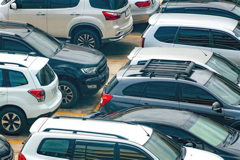 Tematinė nuotrauka: Naujo ir naudoto automobilio rakteliai