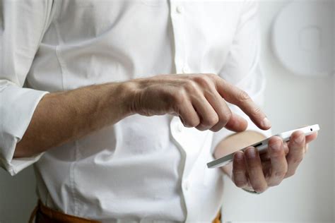 Teminė nuotrauka: asmuo krauna telefoną