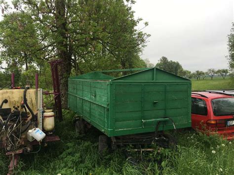 Teminė nuotrauka: žmogus nuomojasi priekabą kroviniui