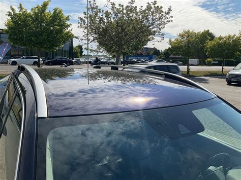 Fotografija, vaizduojanti menininką Justiną Kyga, piešiantį automobilį