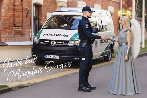 Tematinė iliustracija su policijos automobiliu ir stabdomu vairuotoju