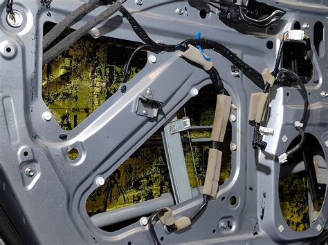 nuotrauka automobilio durų su garso izoliacija